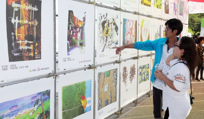 지난해 열린 의왕백운예술제 국제 플래카드 아트전. 의왕시 제공 