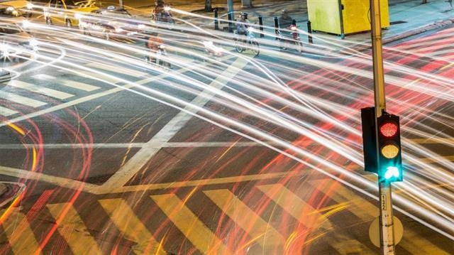 AI를 이용한 스마트 교통신호등은 교차로의 교통정체 상황이나 안전에 더 효과적으로 대응할 수 있을 것으로 예측된다. 사이언스 제공