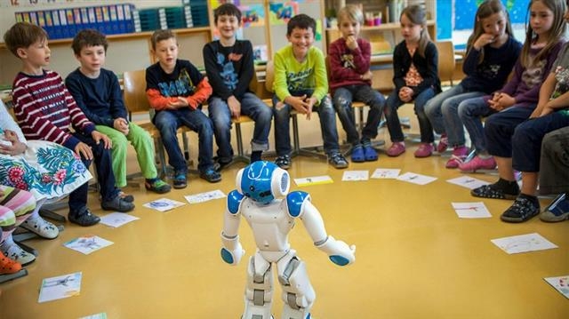 AI가 장착된 로봇이 교실에 등장해 학습을 돕는다. 특히 서로 다른 학력 수준의 학생들에 대해 각자 맞춤형 교육을 제공할 것으로 기대된다. 사이언스 제공