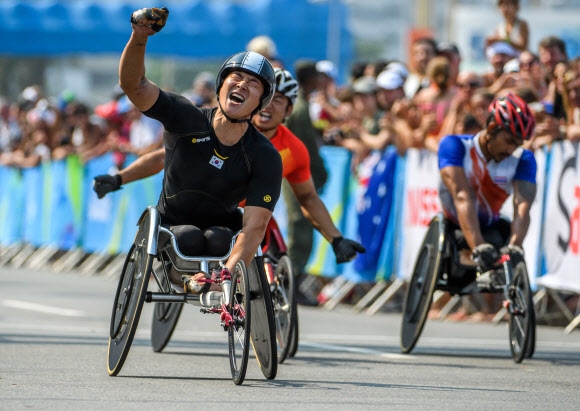 남미 최초의 장애인 올림픽인 2016 리우데자네이루패럴림픽이 열이틀 동안의 열전을 마치고 19일 막을 내렸다. 패럴림픽 마지막 경기인 남자 마라톤에 출전한 김규대가 1시간 30분 17초로 3위로 골인하고 있다. 리우데자네이루 AP 연합뉴스