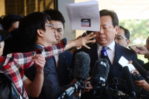 [서울포토] 신동빈 회장 얼굴에 날아든 종이 뭉치