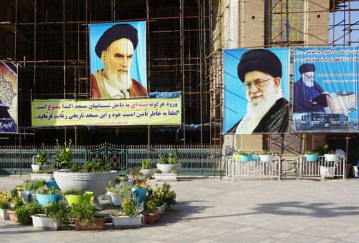 　테헤란 어느 곳을 가나 흔히 눈에 띄는 사진들이 그랜드 바자르 안 교차로나 공터에도 있다. 호메이니 옹과 아야톨라 하메네이 최고지도자.  유용우 점프볼 기자 aj23@tistory.com 