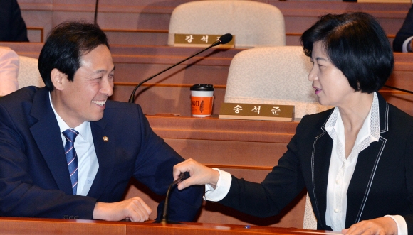 20일 국회에서 열린 더불어민주당 의원총회에서 추미애 대표와 우상호 원내대표가 이야기를 나누고 있다. 이종원 선임기자 jongwon@seoul.co.kr