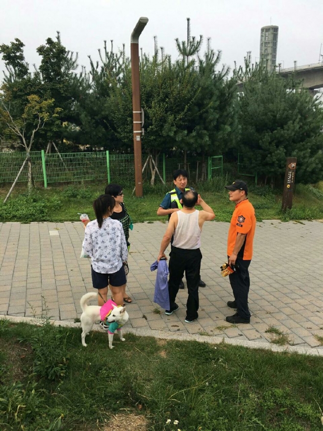 박응준씨가 아라뱃길에서 자살을 시도한 여성을 구한 뒤 경찰관과 소방관 등에게 상황을 설명하고 있다. 부천시 제공 