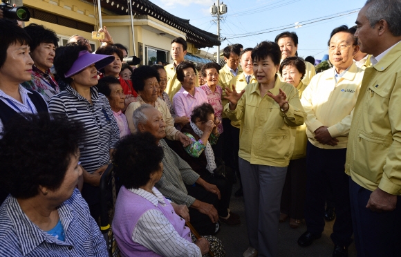 박근혜 대통령이  20일 지진으로 피해를 입은  경주시 황남동을 방문해 피해주민들을 만나 이야기를 나누며 위로하고 있다.청와대사진기자단