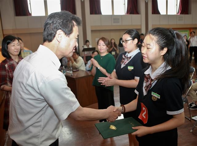 박겸수 강북구청장이 ‘제1회 강북구 청소년 심폐소생술 경연대회’에 참석해 1등을 한 성암국제무역고 학생들에게 상장을 수여하고 있다. 강북구 제공