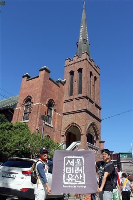 1916년 세워진 석교교회는 서울미래유산이다. 감리교회인데 우리나라에 이 교단이 들어온 것은 1884년 한미수호통상조약이 있던 해이고, 우리나라 최초의 개신교 교회는 1897년 문을 연 정동교회 벧엘예배당이다.