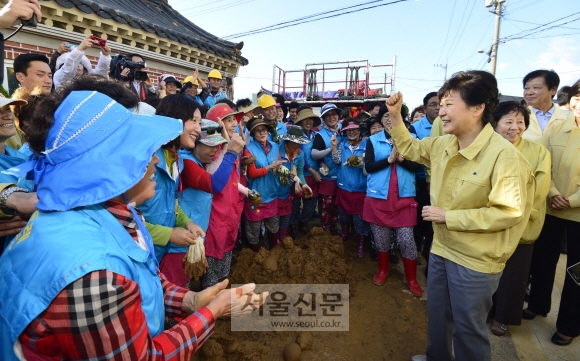 박근혜 대통령이  20일 지진으로 피해를 입은  경주시 황남동을 방문해 피해주민들을 만나 화이팅을 외치고 있다. 청와대사진기자단