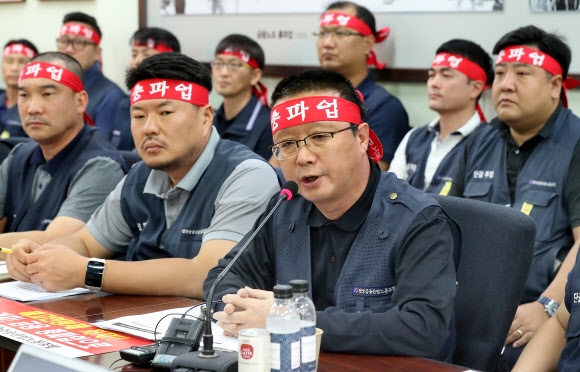 김문호(오른쪽) 금융노조위원장이 20일 서울 중구 전국금융산업노동조합 투쟁상황실에서 총파업 관련 기자회견을 하며 투쟁계획을 밝히고 있다. 금융노조는 정부가 주도하는 성과연봉제 도입을 저지하기 위해 오는 23일 총파업에 나선다. 연합뉴스