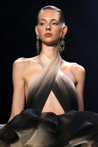 모델이 14일(현지시간) 미국 뉴욕 패션위크에서 마르케사 콜렉션의 작품을 선보이고 있다. AP 연합뉴스