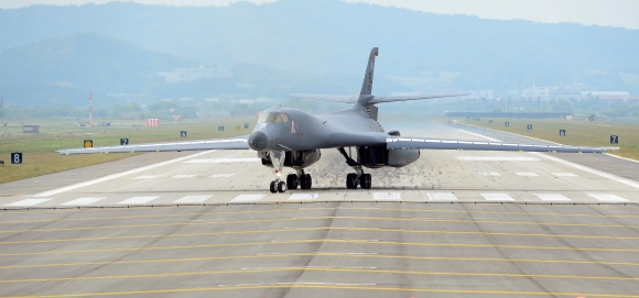 괌 앤더슨 공군기지에서 출발한 B-1B가 21일 경기도 오산 기지에 착륙하고 있다. 2016. 9. 21 정연호 기자 tpgod@seoul.co.kr