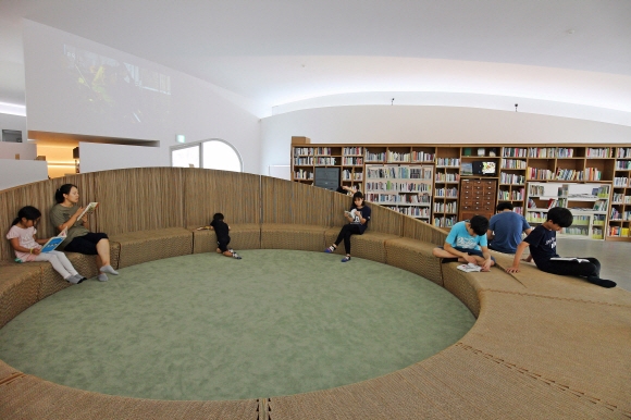 공공예술 전문 도서관 안양 파빌리온의 내부. 편하게 앉아 책을 읽는 원형 벤치는 건축가 신혜원의 작품이다. 종이로 만들어졌다.