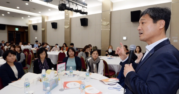 김영배(오른쪽) 성북구청장이 지난 20일 아동청소년 복지플래너로 일하는 복지직 공무원과 함께 아이들이 행복한 도시를 만드는 방법을 이야기하고 있다. 박윤슬 기자 seul@seoul.co.kr