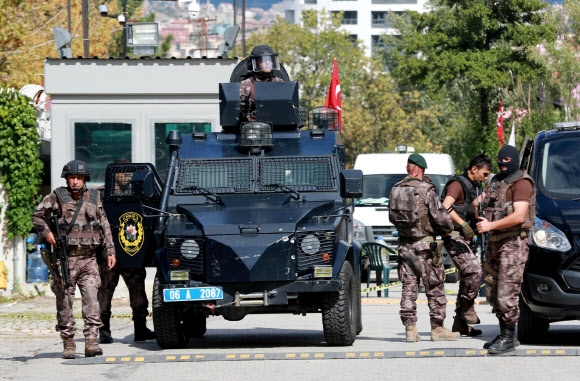 터키 경찰 특수부대원들이 21일(현지시간) 앙카라의 이스라엘 대사관 주변 도로를 봉쇄한 채 지키고 있다. 이날 정오께 한 남성이 흉기를 들고 이스라엘 대사관 건물에 접근했으며 다리에 총탄을 맞은 후 체포됐다. AFP 연합뉴스