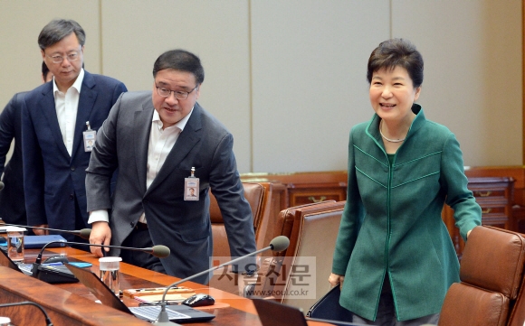 박 대통령 수석 비서관 회의 입장