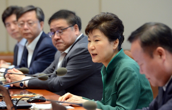 박근혜 대통령 바라보는 우병우(왼쪽 두 번째) 민정수석