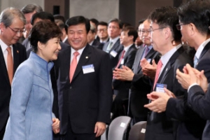 朴대통령, 서민금융진흥원 출범식서 “패자부활전 성공의 드라마 만들어지길”