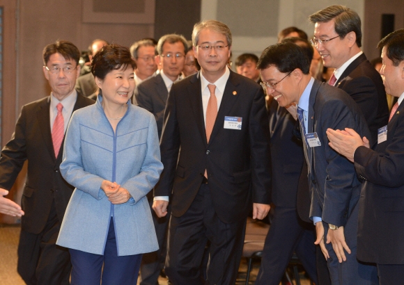 23일 박근혜 대통령이 중구 세종대로 프레스센타에서 열린 서민금융진흥원 출범식에 참석 하고있다.  안주영 기자 jya@seoul.co.kr