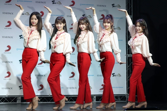 1년 6개월 만에 컴백한 그룹 크레용팝이 23일 오후 서울 마포구 서교동 예스24무브홀에서 열린 첫 번째 정규 앨범 ’에볼루션 팝_볼륨 원’ 발매 기념 쇼케이스에서 포즈를 취하고 있다. 연합뉴스