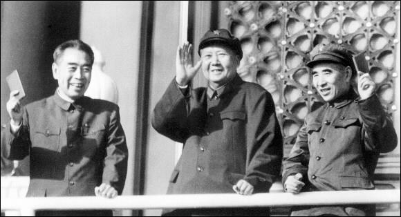 문화혁명 시기인 1967년 신중국 건국 18주년을 맞아 최고 지도자 마오쩌둥을 비롯한 중국 지도부가 톈안먼 성루에서 군중을 항해 ‘마오쩌둥 어록’집을 흔들고 있다. 왼쪽부터 저우언라이 전 총리, 마오쩌둥, 린뱌오. 서울신문 DB