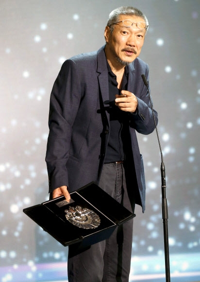 홍상수 감독이 24일(현지시간) 스페인 산 세바스티안에서 열린 제64회 산 세바스티안 국제영화제에서 영화 ‘당신 자신과 당신의 것’으로 감독상을 수상하고 수상소감을 말하고 있다. EPA 연합뉴스