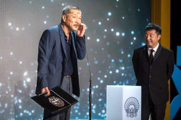 24일(현지시간) 스페인 산 세바스티안에서 열린 제64회 산 세바스티안 국제영화제에서 홍상수 감독이 영화 ‘당신 자신과 당신의 것’으로 감독상을 수상했다. AFP 연합뉴스