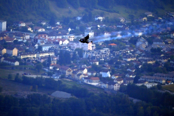 일명 ‘제트맨(Jetman)’이라 불리는 스위스 출신 파일럿 이브 로시가 24일(현지시간) 프랑스 알프스 지방의 생 일레르 뒤 투벳(Saint Hilaire du Touvet)에서 열린 제43회 이카루스컵 페러글라이딩 페스티벌에서 비행을 하고 있다. AP 연합뉴스
