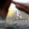 ‘서울 수복 태극기 게양’ 재연