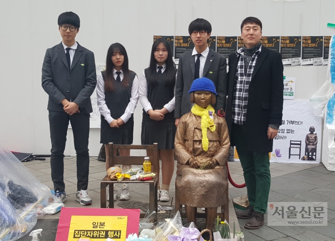 소녀상 건립을 위한 펀드모금에 나선 김태호(왼쪽부터)·최지은·박주호·김진욱 수락고 3학년생과 장성환 아트리셋 대표. 아트리셋 제공 