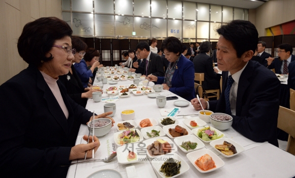 26일 세종시 보건복지부 국정감사를 마친 의원들이 구내식당에서 식사를 하고 있다. 박지환 기자 popocar@seoul.co.kr