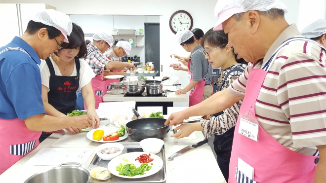 다음달 8일 양천구 신월동 서부여성발전센터에서 열리는 ‘남성 시니어 요리경연대회’ 참가자들이 26일 전문가에게 요리 만드는 법을 배우고 있다.  