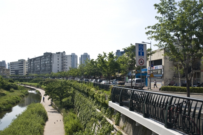 숭인 상가 아파트 원경. 오른쪽에 2층까지만 남은 삼일 아파트가 보인다. 건축가 황두진 제공