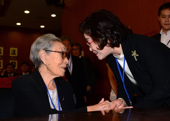 국정감사 증인으로 참석한 일본군 위안부 피해자 김복동(왼쪽) 할머니가 26일 정부서울청사에서 김태현 화해치유재단 이사장과 인사를 나누고 있다. 김 할머니는 시력이 좋지 않아 김 이사장을 알아보지 못하고 웃으며 인사했지만 관계자의 소개를 들은 뒤 화를 냈다. 정연호 기자 tpgod@seoul.co.kr