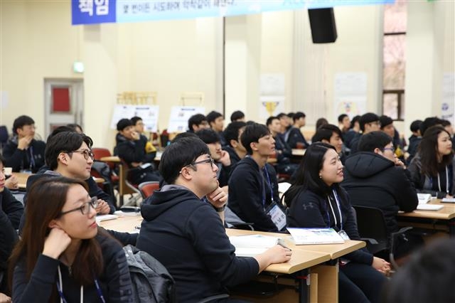 지난 1월 한국표준협회 연수원에서 열린 효성 신입 사원 입문교육에서 신입 사원들이 강의를 듣고 있다. 효성 제공