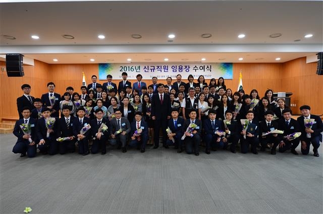 박영범(가운데) 이사장이 2016년 신입 직원에게 임용장을 수여하고 기념촬영을 하고 있다. 한국산업인력공단 제공