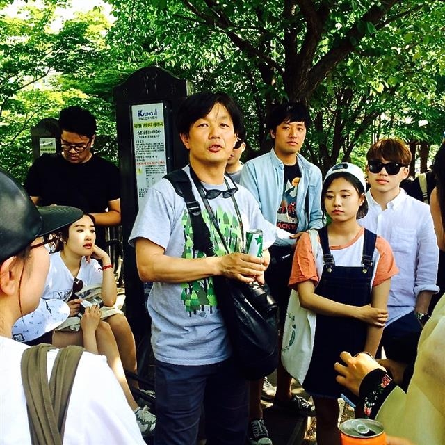 류재현(왼쪽 네 번째) 서울장미축제 감독이 지난 5월 20~22일 열린 장미축제 현장에서 청년 봉사단인 ‘장미기사단’ 단원들에게 축제의 특징 등을 설명하고 있다. 중랑구 제공