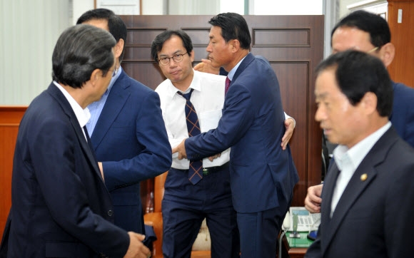 김영우 국방위원장 국감출석 저지하는 여당 의원들