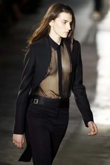 27일(현지시간) 프랑스 파리에서 열린 파리패션위크 ‘2017 생로랑 봄/여름 패션쇼’에서 모델이 컬렉션 의상을 선보이고 있다. AP 연합뉴스