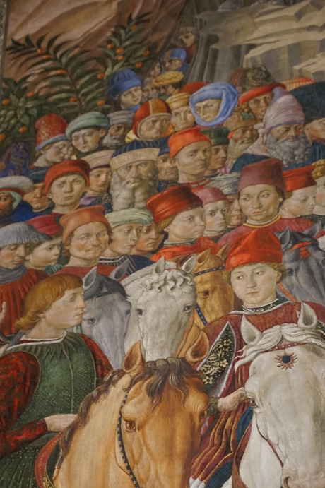 로렌초의 수행원들은 15세기 피렌체의 실제 인물들로 이 중 정면을 응시하고 있는 인물이 그림을 그린 화가 고촐리다.