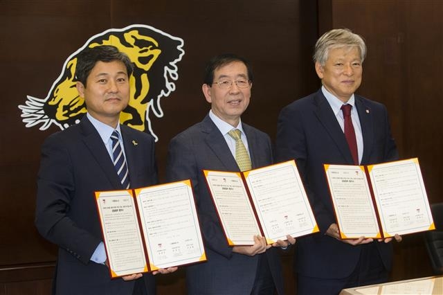 김영배(왼쪽부터) 서울 성북구청장과 박원순 서울시장, 염재호 고려대 총장이 지난 21일 고려대 캠퍼스타운 조성 협약을 맺은 뒤 협약서를 들어 보이고 있다. 성북구 제공