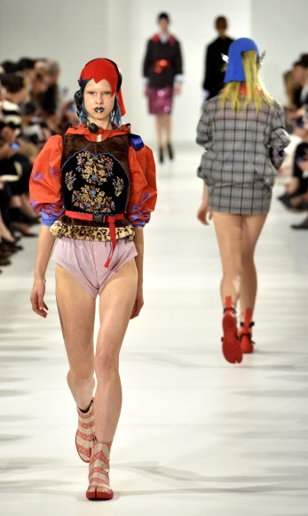 28일(현지시간) 프랑스 파리에서 열린 메종 마르지엘라 2017 봄-여름 기성복 패션쇼에서 모델이 컬렉션 의상을 선보이고 있다. AP 연합뉴스