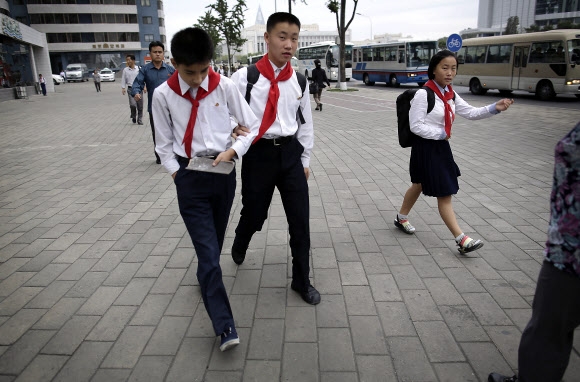 28일(현지시간) 북한 평양의 학생들이 등교를 서두르고 있다. 미국은 이날 각국에 북한의 5차 핵실험을 규탄하고 외교적, 경제적 관계를 격하해 줄 것을 요청했다. AP 연합뉴스