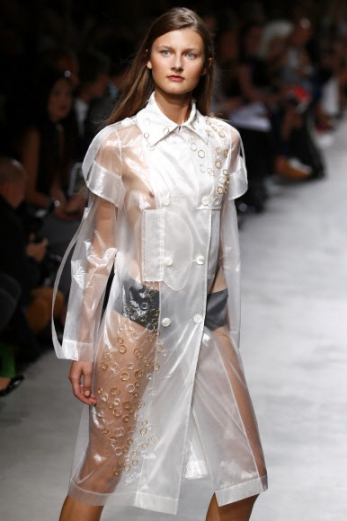 28일(현지시간) 프랑스 파리에서 열린 파리 패션위크 행사에서 모델이 ‘기라로쉬(Guy Laroche)’의 2017 봄/여름 기성복 컬렉션을 선보이고 있다.<br>AP 연합뉴스