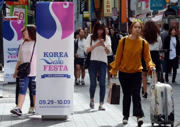 코리아 세일 페스타가 시작된 29일 오후 서울 명동에 외국인들이 쇼핑을 하고 있다.  도준석 기자 pado@seoul.co.kr
