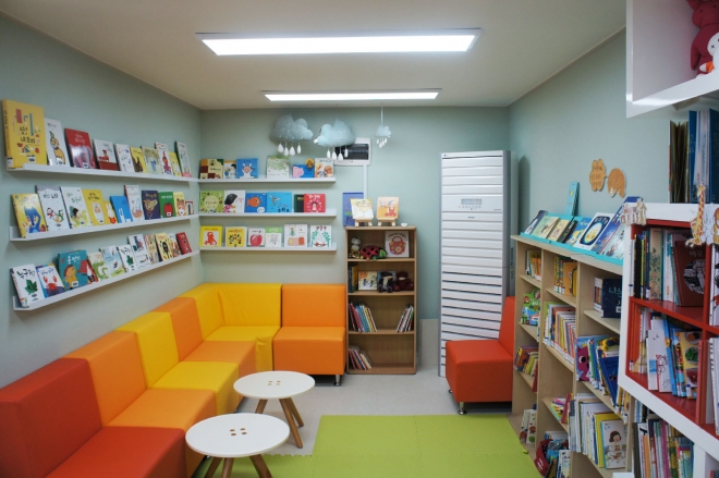 서울 구로구 텃골공원 내 위치한 흥부네 작은도서관의 내부 전경.  구로구 제공 