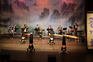 한 무대서 어우러진 사물놀이와 비보잉