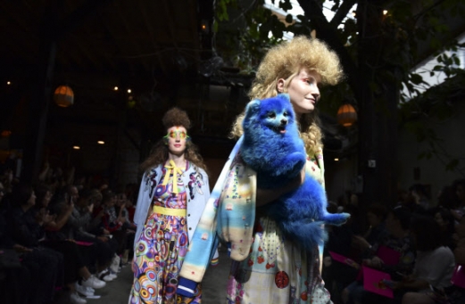 런웨이하는 ‘파란 개’