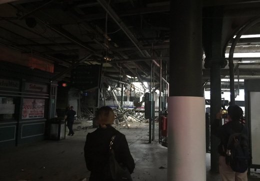 미국 뉴저지주 호보컨역에서 29일 플랫폼과 충돌한 통근열차가 파손된 채 멈춰있고, 역사 지붕과 기둥은 무너져있다. 트위터 캡처 