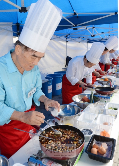 30일 오전 서울 마포구 우리마포복지관에서 열린 ’삼식이 요리대회’에서 60세 이상 은퇴한 장년층 남성들이 요리 실력을 겨루고 있다. 20회 노인의  날을 맞아 열린 이번 요리대회는 은퇴한 장년층 남성의 기를 북돋아주기 위해 2012년부터 열리고 있다.  안주영 기자 jya@seoul.co.kr