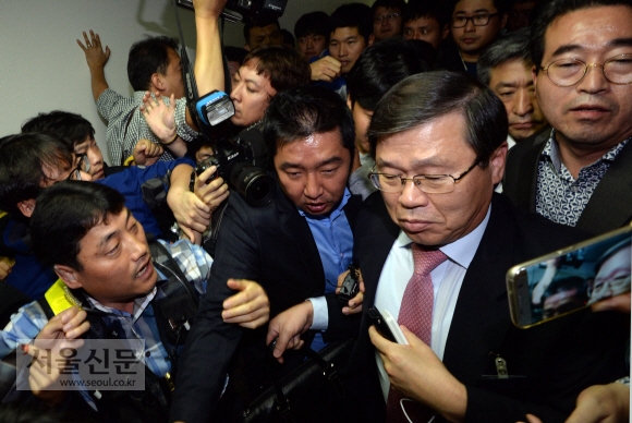 [서울포토] 김천시청 나서는 국방부 관계자